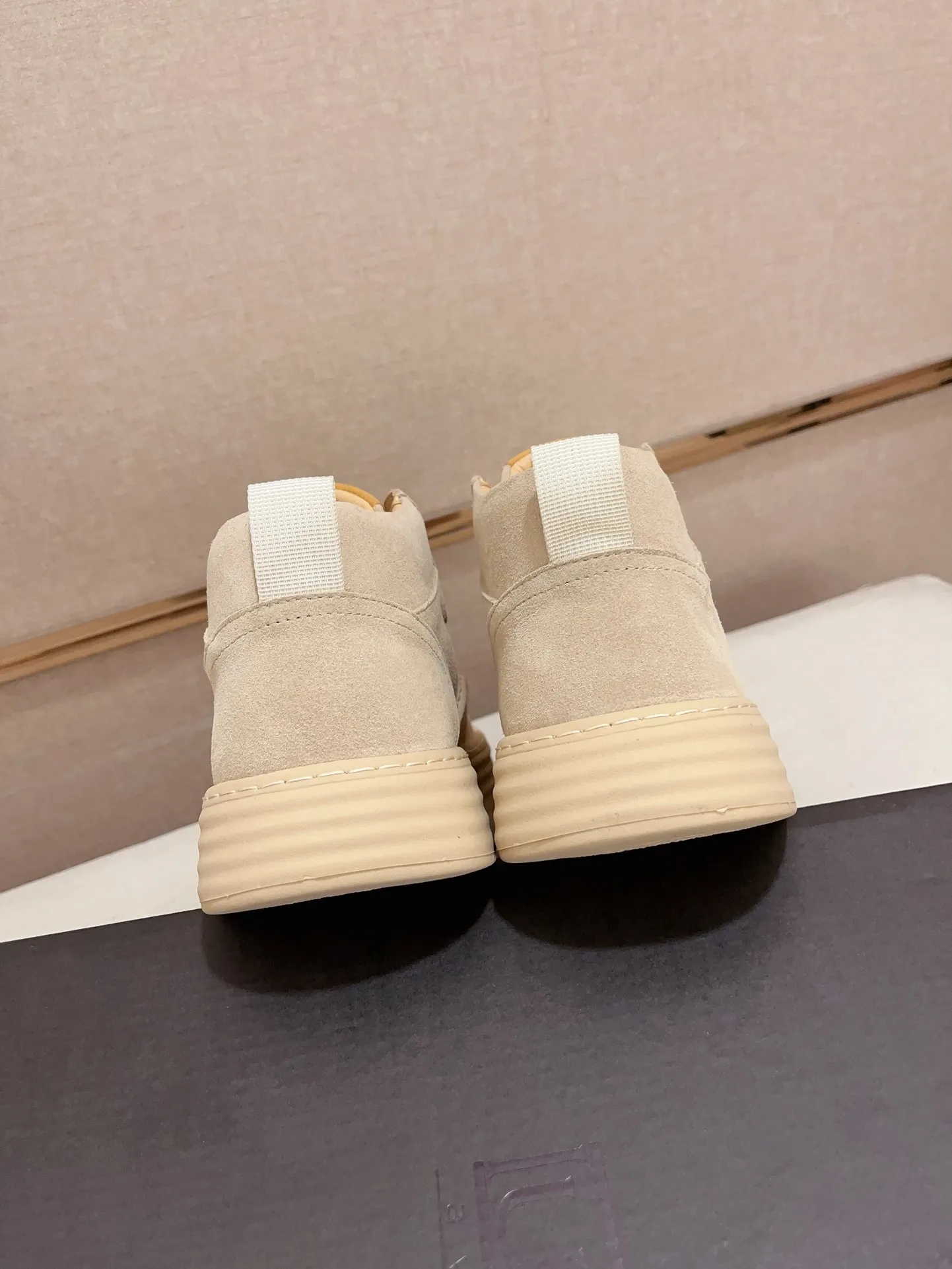Factory price: 740💰North American men's shoes Ugg ☃️In the special sale of new high-quality men's shoes snow boots in autumn and winter, the nemesis of extreme cold weather! Made of cowhide leather, merino wool lining, and original outsole, whether driving, outdoor or daily wear, there is always one that suits you! Code number 39-44